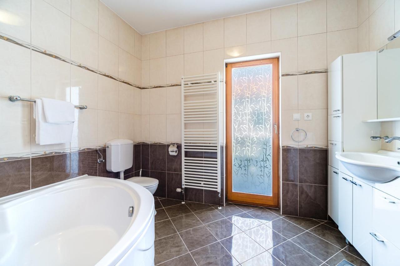 Guest House Barbara Nerezisca ภายนอก รูปภาพ